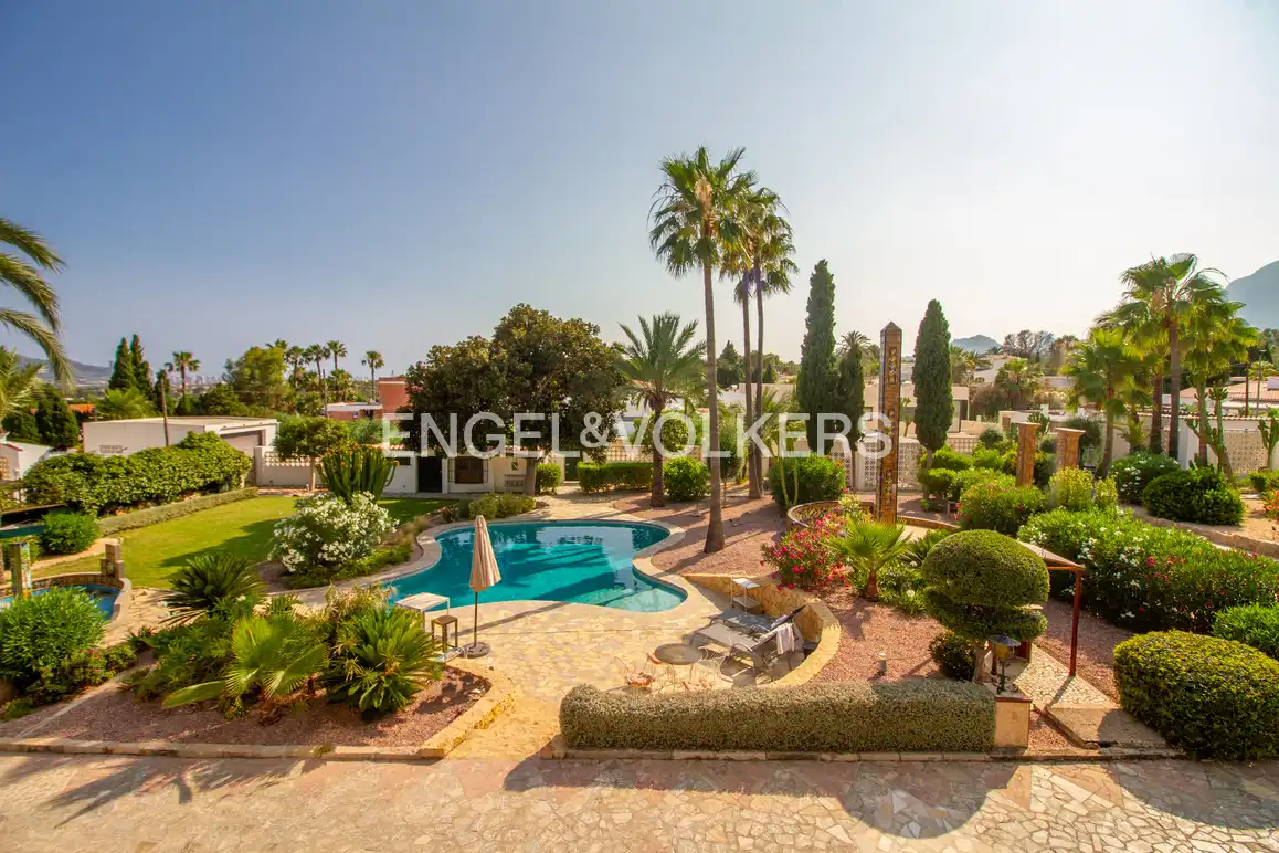 Casa con piscina en venta en Pueblo - Urbanizaciones, imagen 2