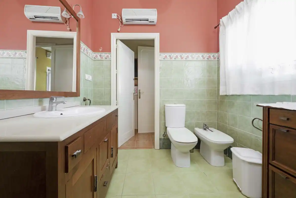 Baño de Casa adosada en venta en Villanueva del Ariscal con Aire acondicionado, Calefacción y Terraza