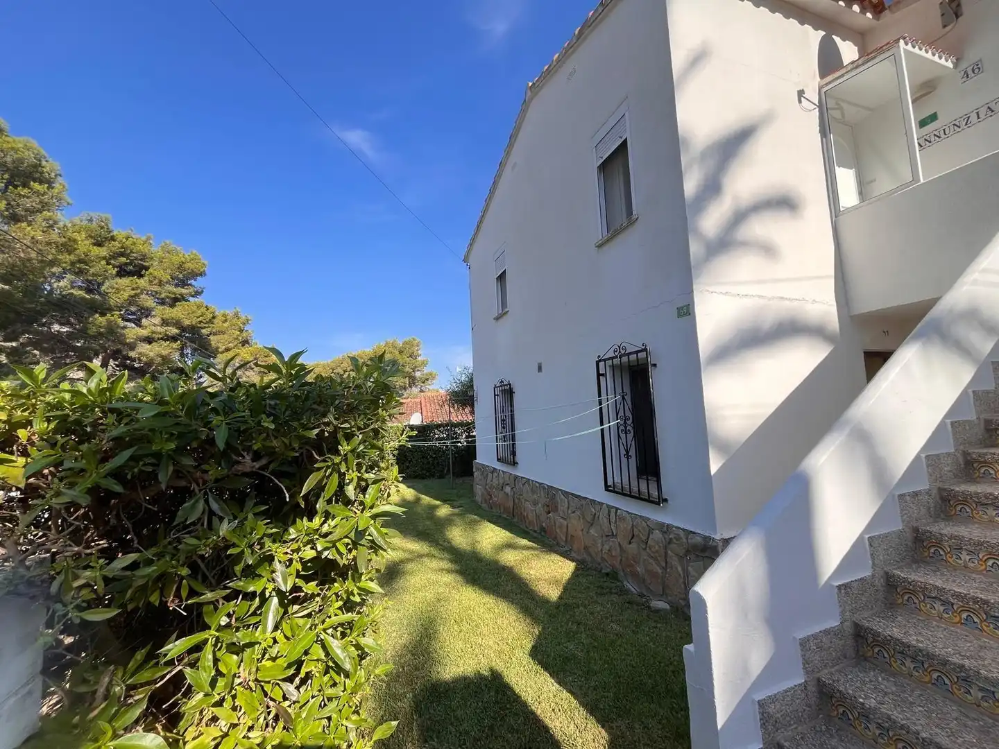 Vista exterior de Casa adosada en venda en Dénia amb Jardí privat, Terrassa i Piscina comunitària