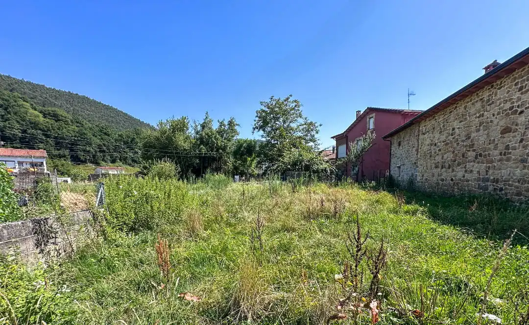 Casa adosada en venda en Castañeda amb Jardí privat
