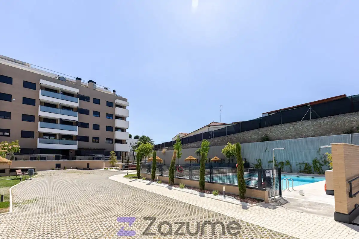 Swimming pool of Flat for rent in Valdemoro  with Air Conditioner, Heating and Parquet flooring