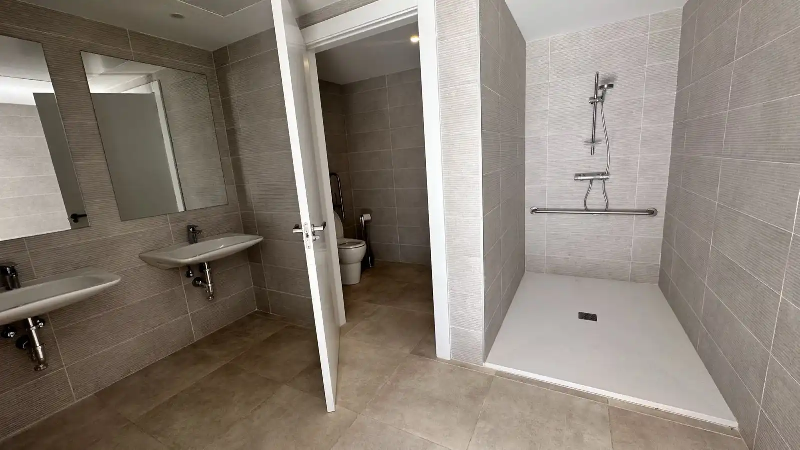 Baño de Piso de alquiler en Estepona con Aire acondicionado, Terraza y Amueblado
