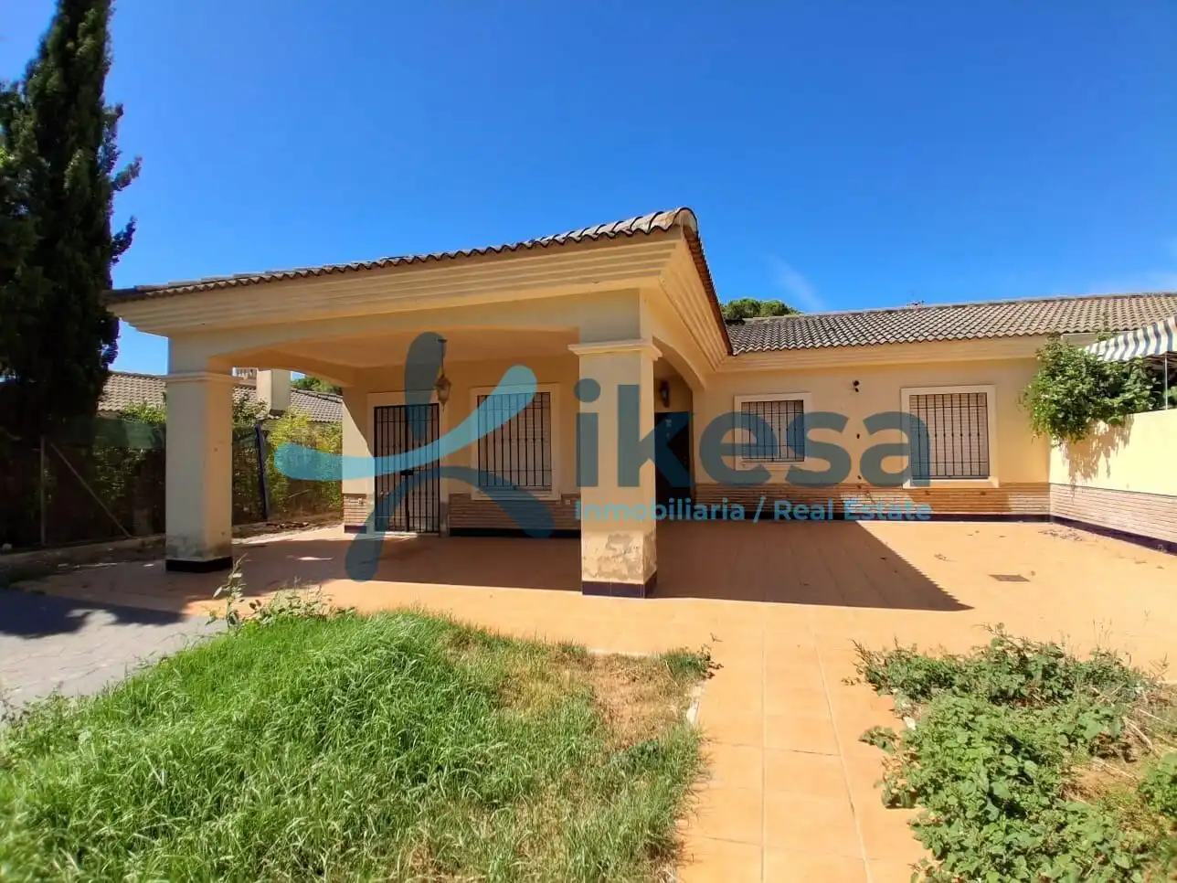 Vista exterior de Casa adosada en venda en El Portil amb Piscina comunitària