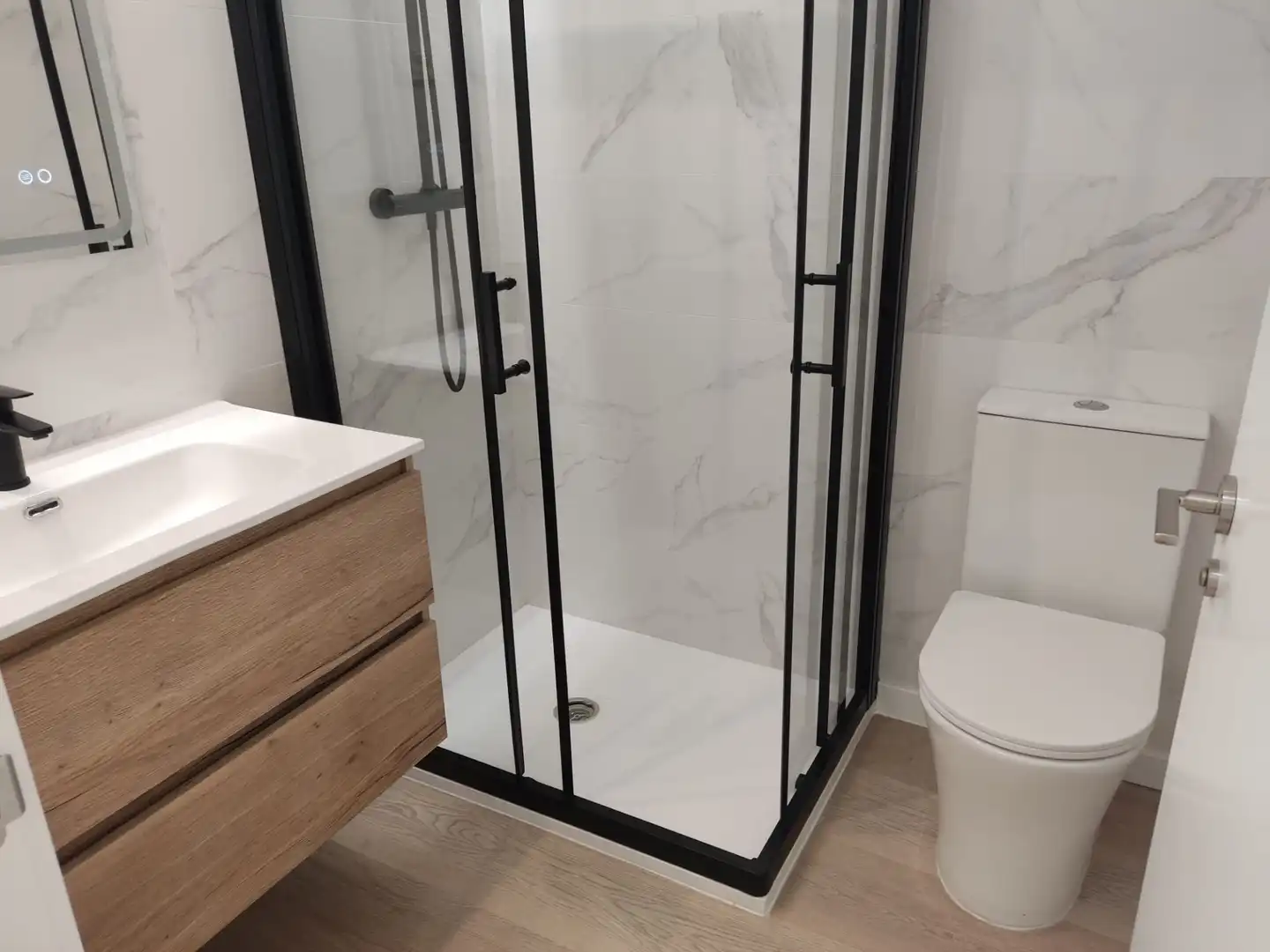 Bathroom of Flat for share in Madrid  with Heating, Furnished and Oven