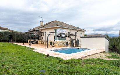 Vista exterior de Casa o xalet de lloguer en Pedrezuela amb Calefacció, Jardí privat i Terrassa