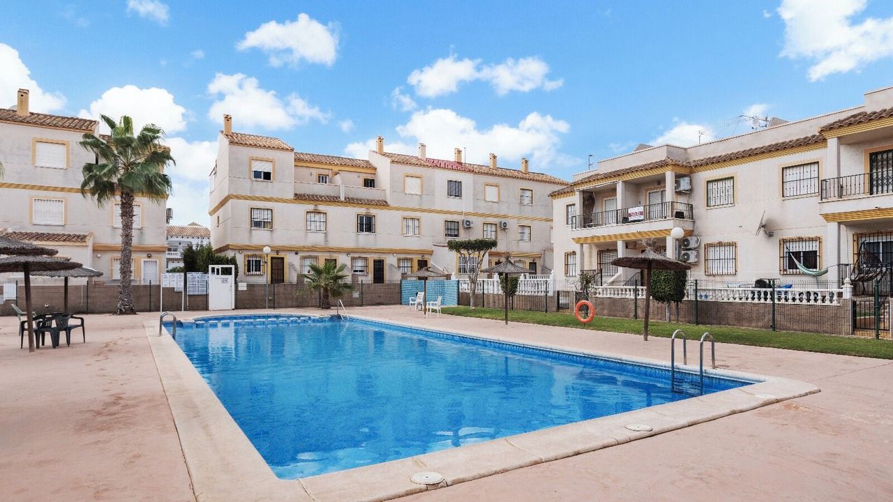 Piscina de Casa adosada en venda en Orihuela amb Terrassa, Moblat i Piscina comunitària