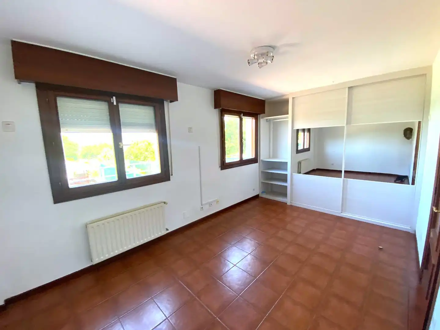Schlafzimmer von Einfamilien-Reihenhaus zum Verkauf in Castro-Urdiales mit Heizung, Privatgarten und Parkett