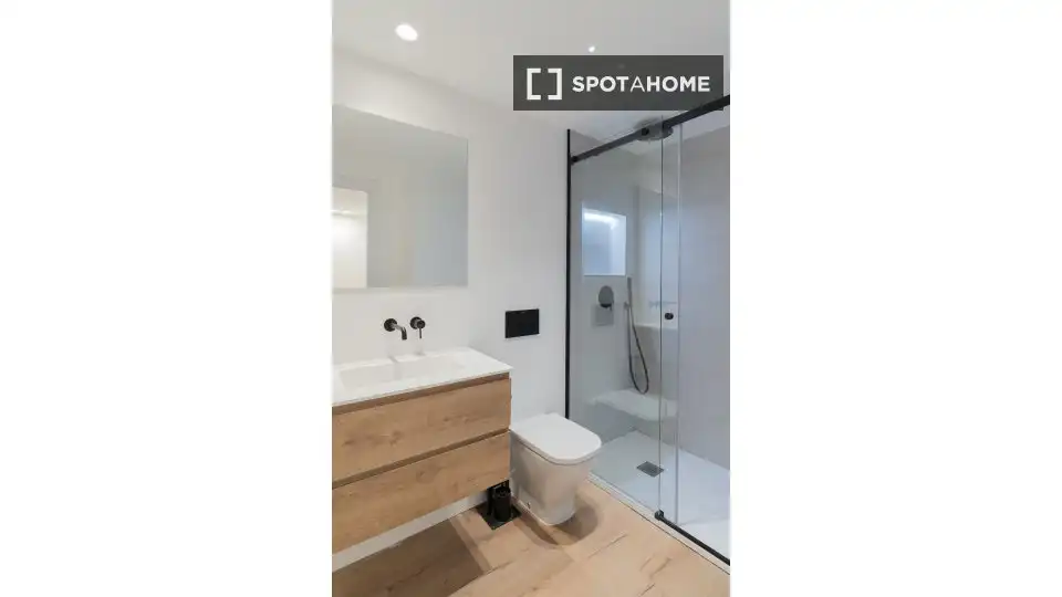 Badezimmer von Wohnung zur Miete in Madrid mit Klimaanlage, Heizung und Möbliert