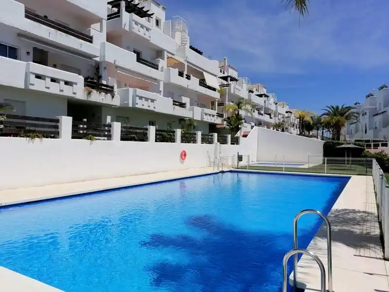 Schwimmbecken von Geschaftsraum zum Verkauf in Estepona mit Klimaanlage, Heizung und Möbliert