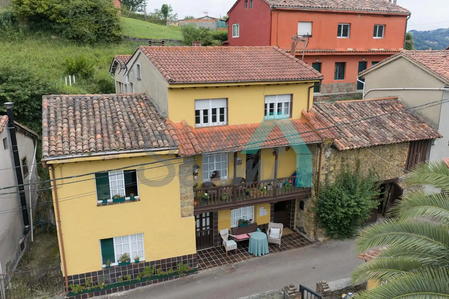 Vista exterior de Casa adosada en venda en Langreo amb Calefacció, Jardí privat i Parquet