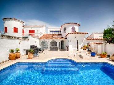 Casa con piscina en venta en Peni