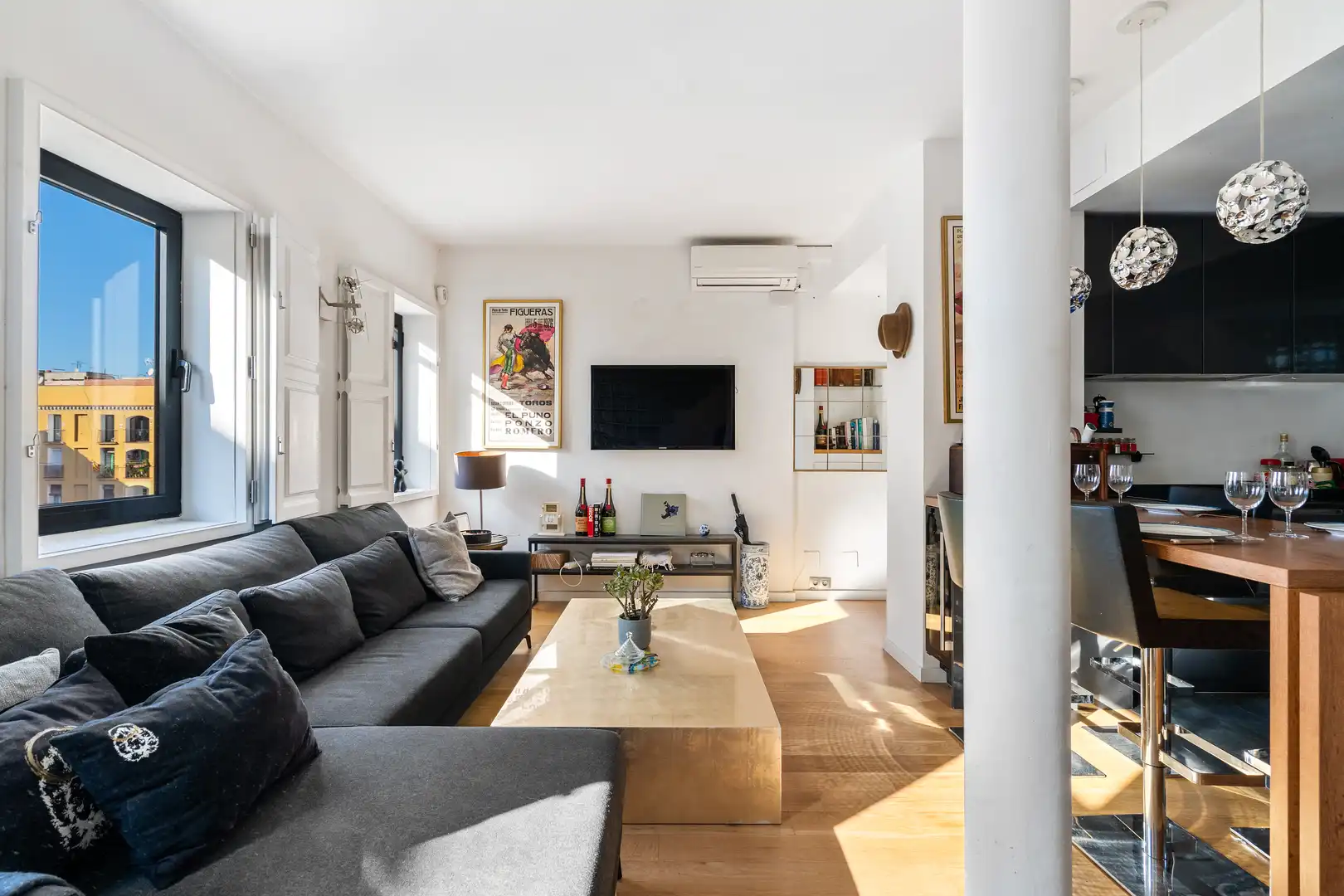 Wohnzimmer von Dachboden zum Verkauf in Barcelona mit Klimaanlage, Heizung und Parkett