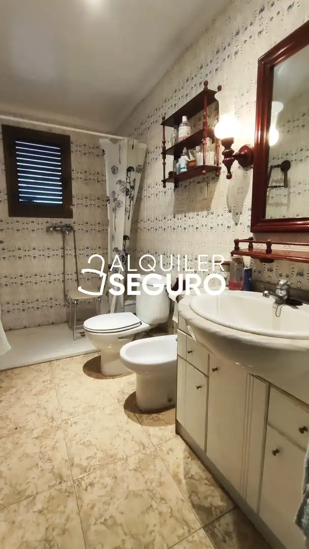 Bathroom of Flat for rent in Madrid  with Air Conditioner, Terrace and Furnished