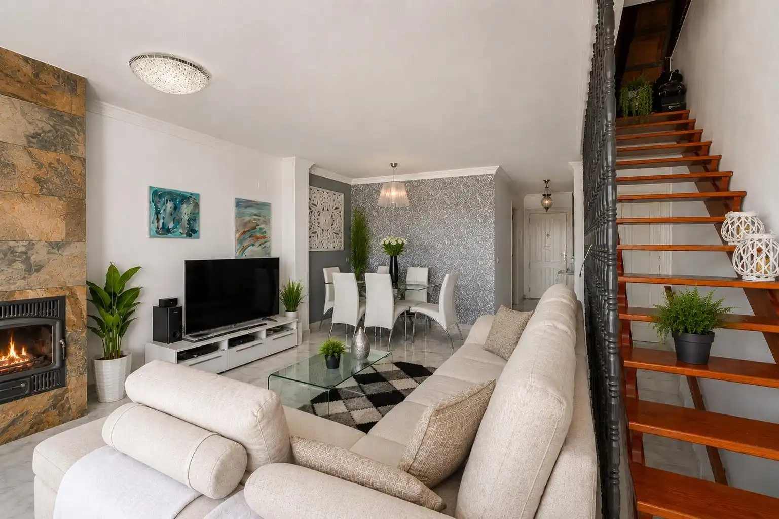 Sala d'estar de Casa adosada en venda en Estepona amb Aire condicionat, Calefacció i Jardí privat