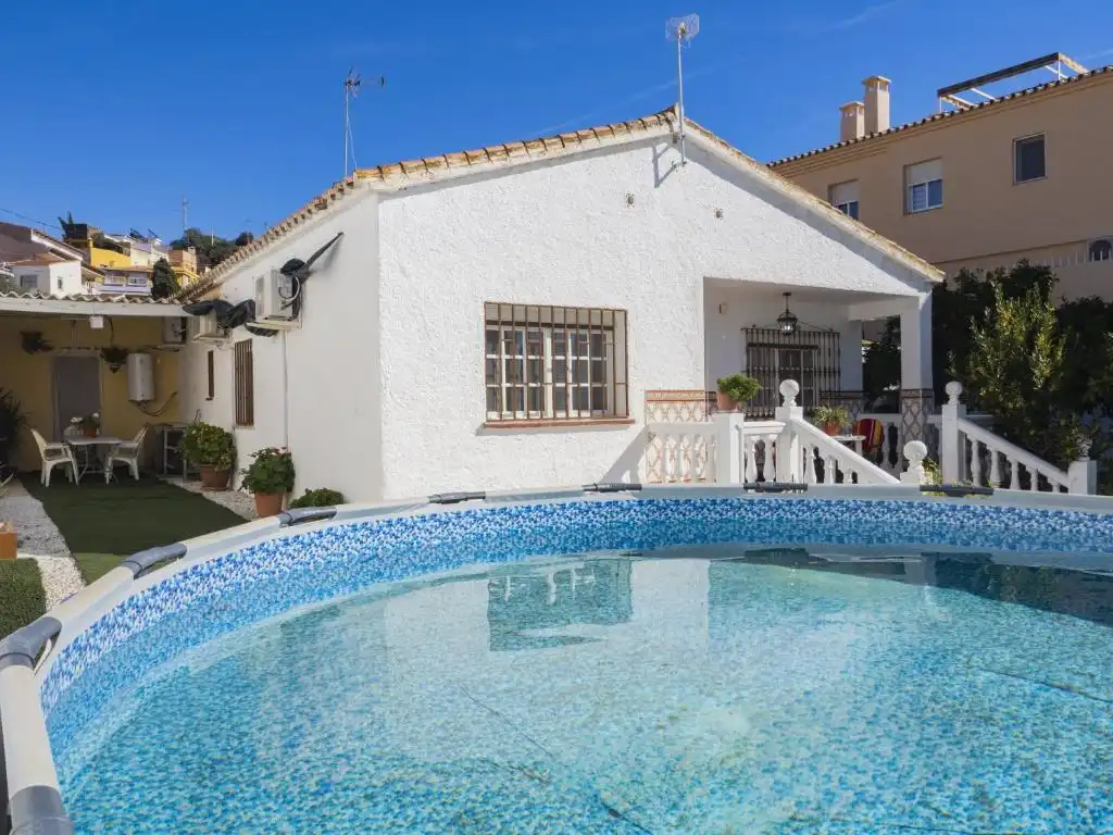 Vista exterior de Casa o xalet en venda en Málaga amb Jardí privat, Terrassa i Piscina