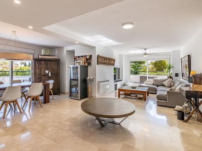 Sala d'estar de Àtic en venda en Marbella amb Terrassa, Piscina i Moblat