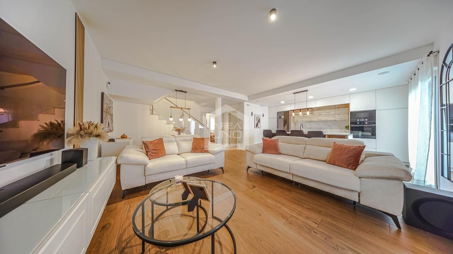 Living room of Single-family semi-detached for sale in Carranque  with Private garden and Swimming Pool