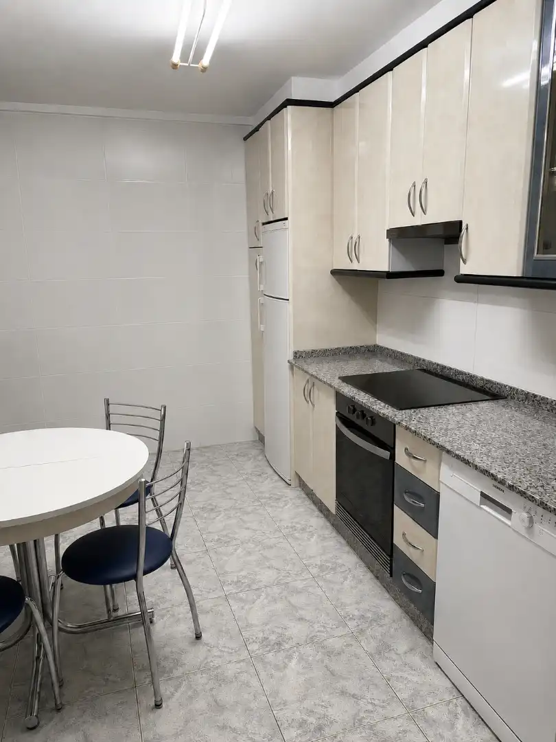 Cocina de Piso en venta en Vigo  con Calefacción, Parquet y Amueblado
