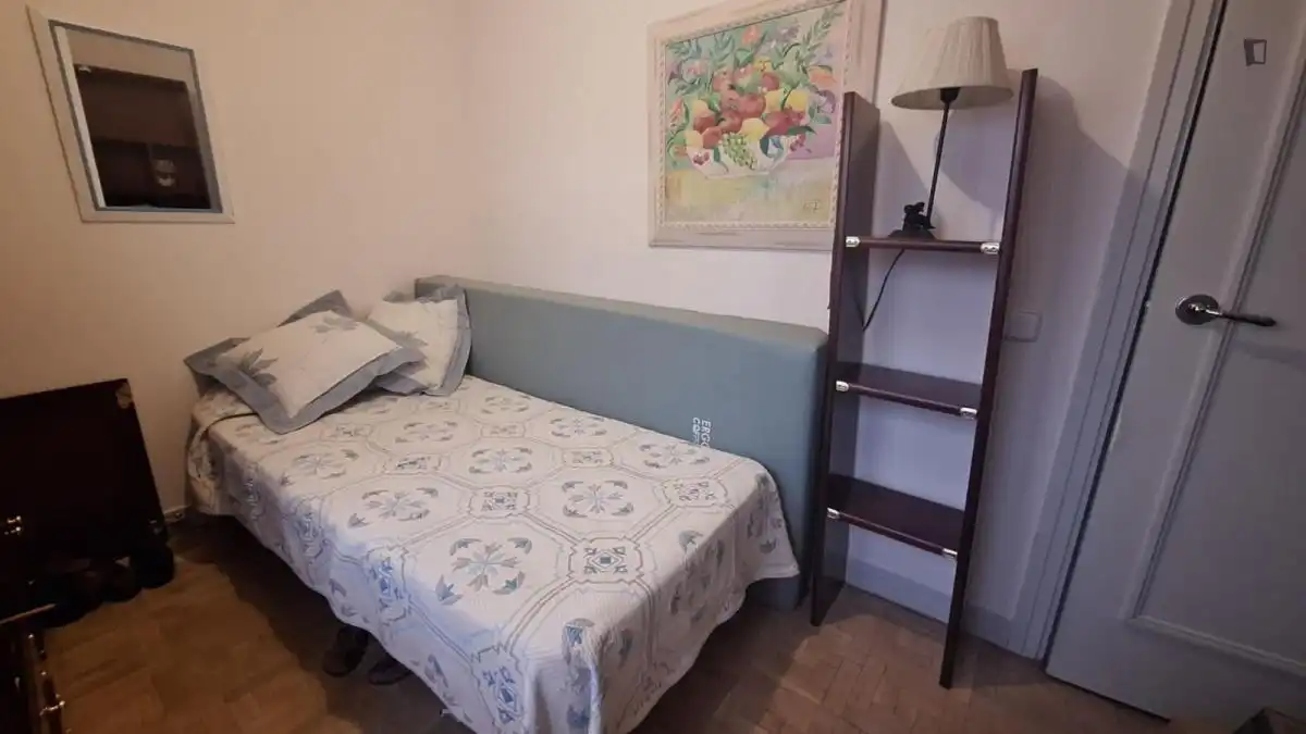 Habitación de Apartamento para compartir en Madrid con Aire acondicionado, Calefacción y Amueblado