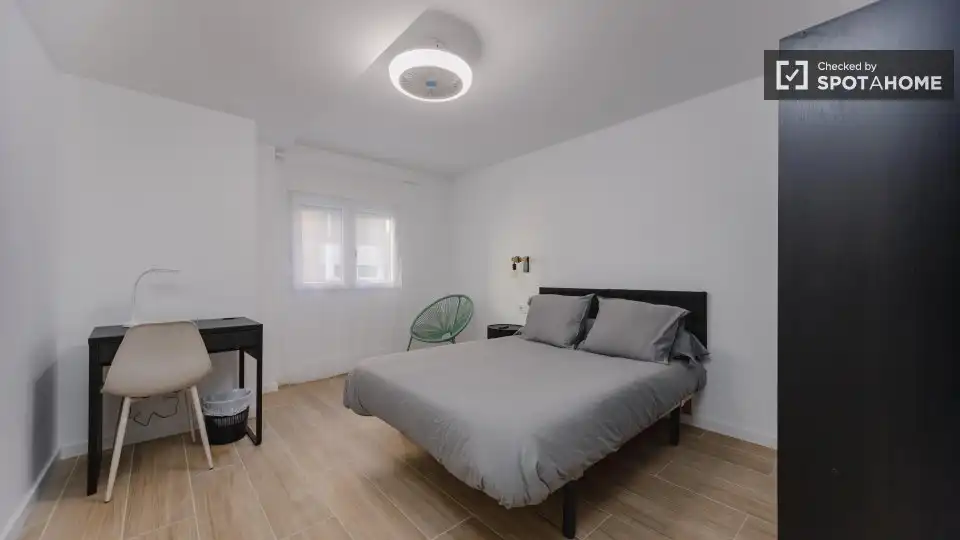 Bedroom of Flat for rent in Valencia  with Air Conditioner, Heating and Furnished