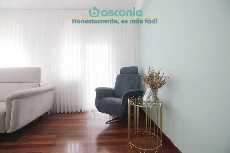 Sala de estar de Piso en venta en Basauri  con Amueblado y Balcón