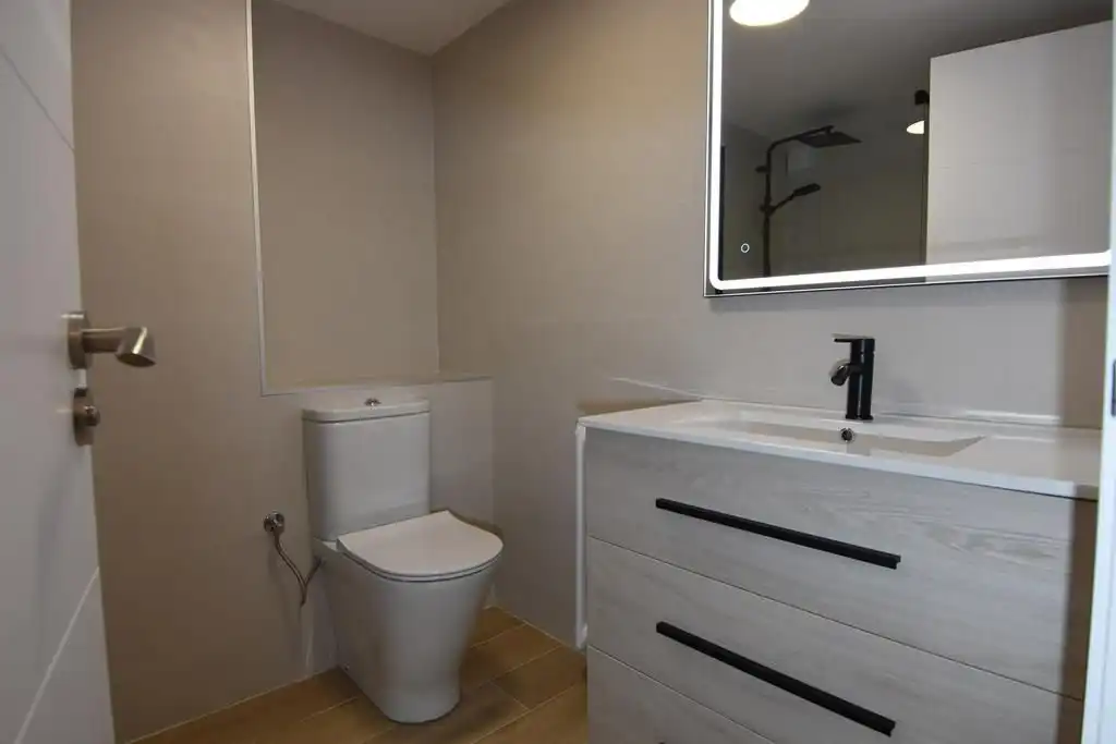 Bany de Pis de lloguer en Girona amb Aire condicionat, Calefacció i Terrassa