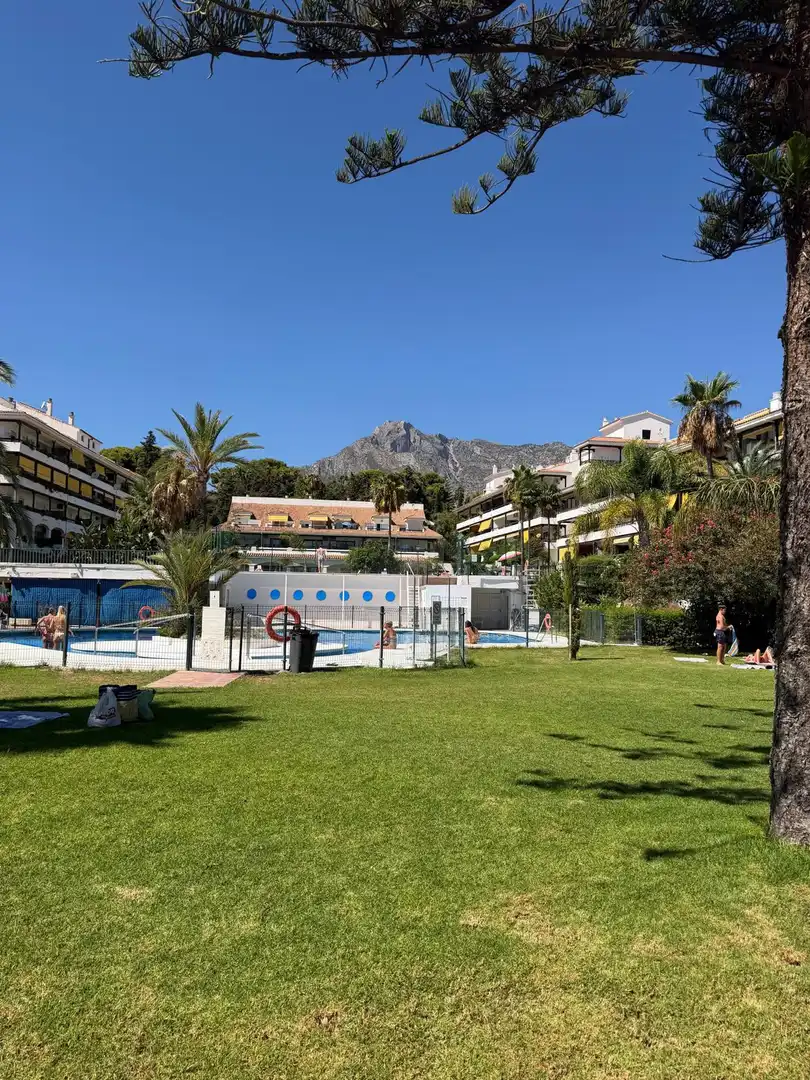 Vista exterior de Apartamento de alquiler en Marbella con Aire acondicionado, Terraza y Piscina