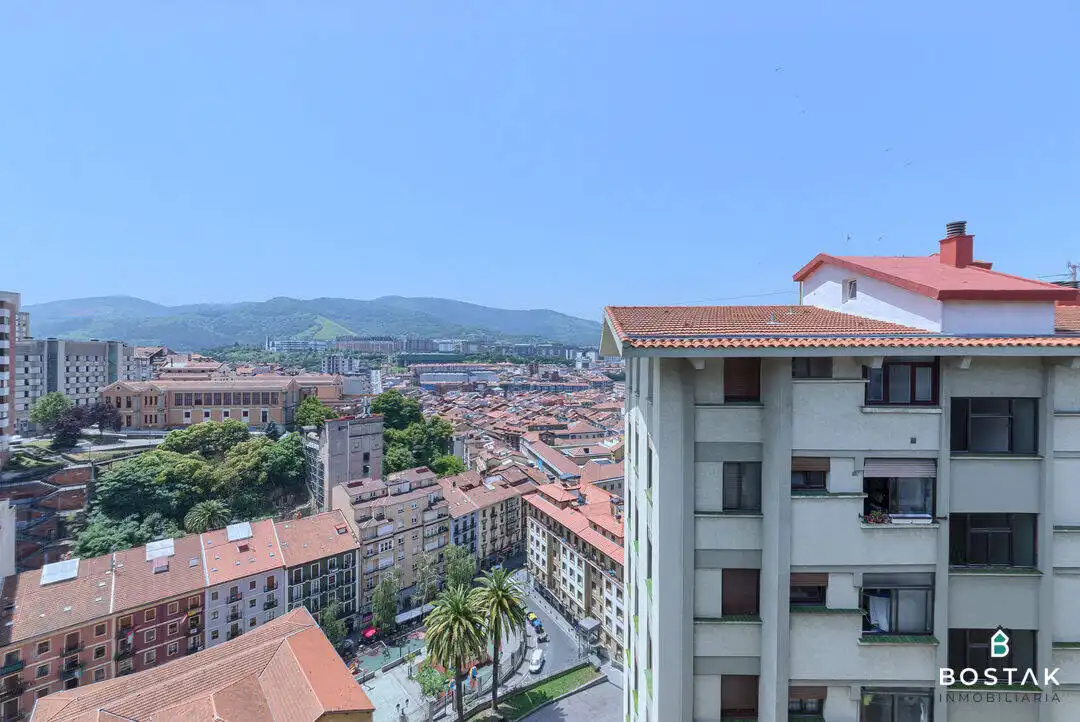 Außenansicht von Wohnung zum Verkauf in Bilbao  mit Heizung und Balkon