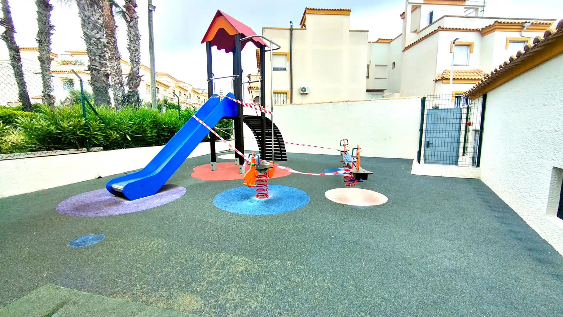 Parking de Casa adosada en venta en Santa Pola con Aire acondicionado, Calefacción y Jardín privado