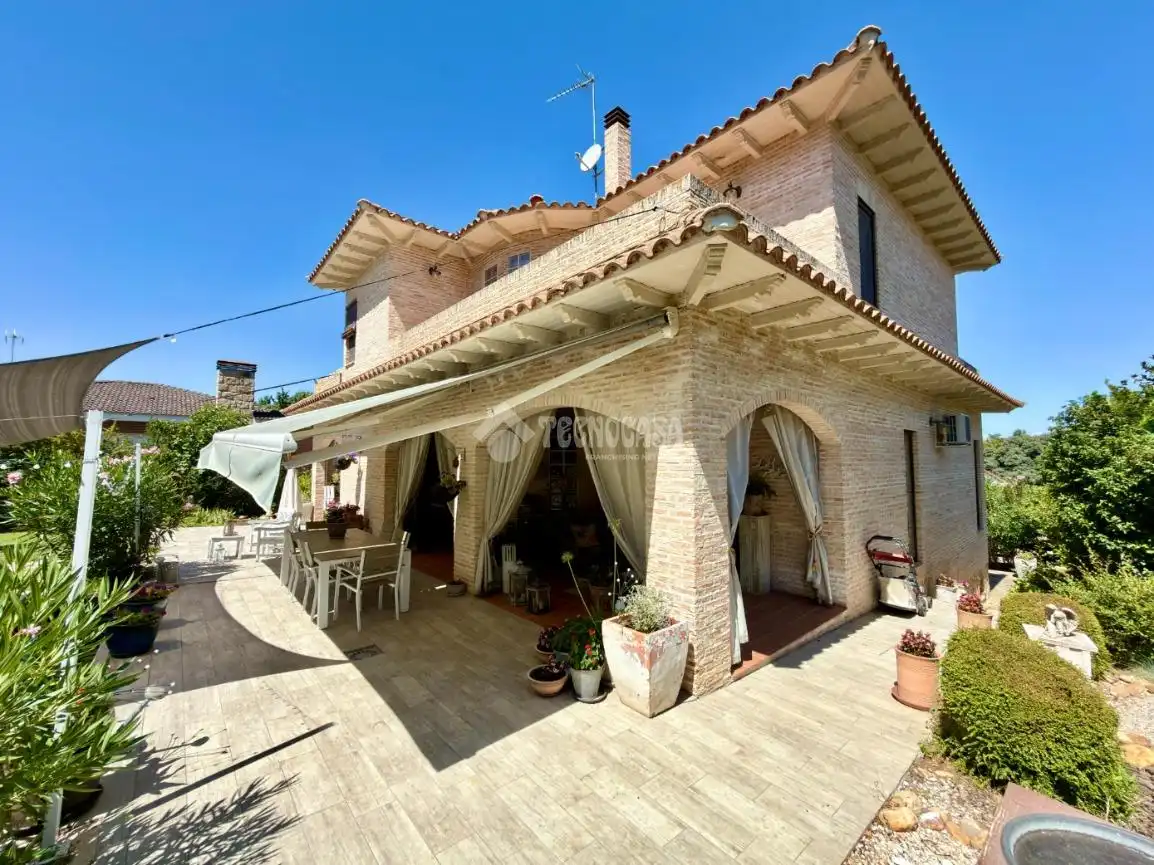 Vista exterior de Casa o xalet en venda en Valdeaveruelo amb Aire condicionat, Calefacció i Terrassa