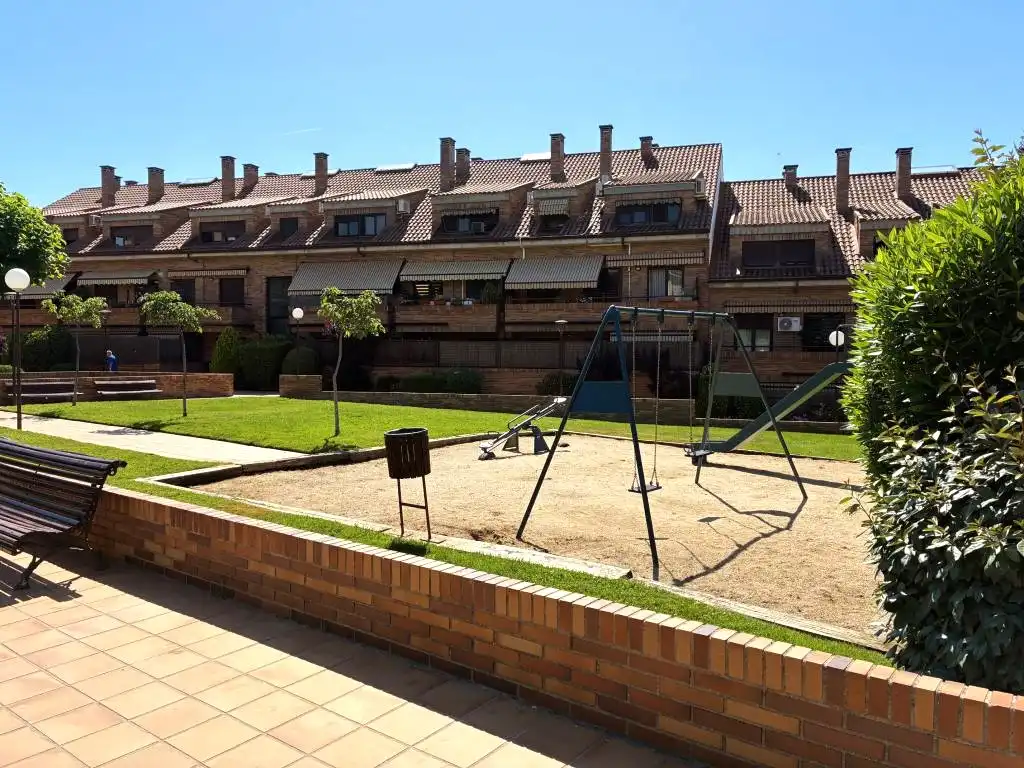 Garten von Wohnung zur Miete in Sevilla la Nueva mit Klimaanlage, Heizung und Abstellraum