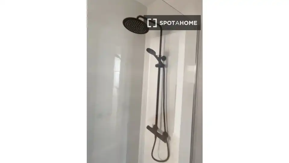Bathroom of Flat for share in Almería  with Air Conditioner, Heating and Furnished