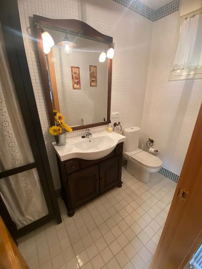 Badezimmer von Haus oder Chalet zum Verkauf in Burgos mit Heizung, Privatgarten und Parkett