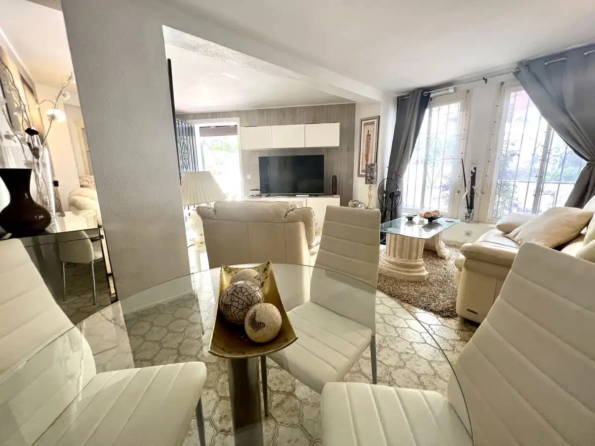 Sala d'estar de Local en venda en Marbella