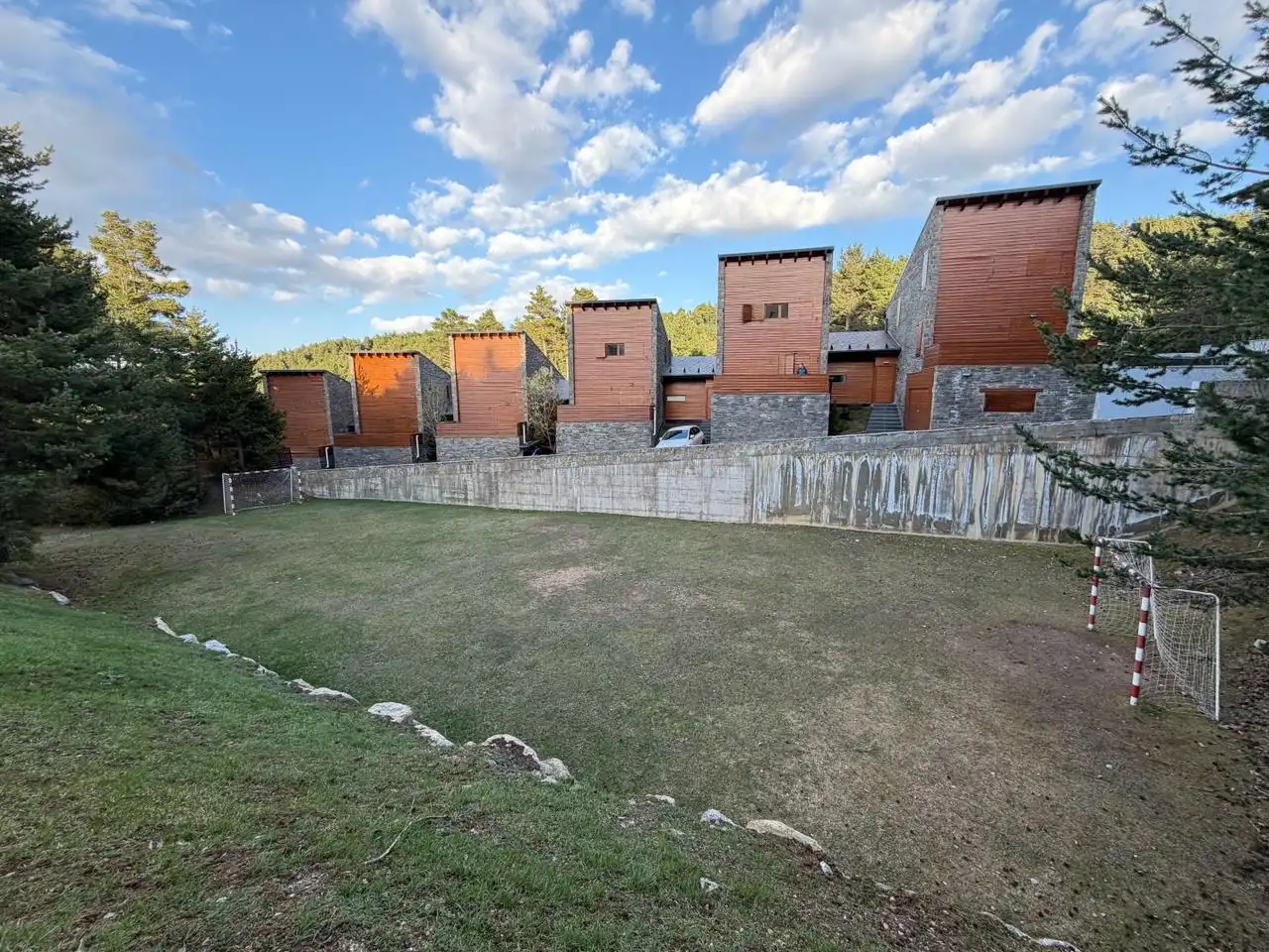 Vista exterior de Piso en venta en Alp con Calefacción, Terraza y Trastero