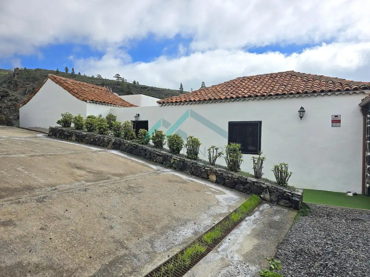 Vista exterior de Finca rústica en venda en Guía de Isora amb Jardí privat i Moblat