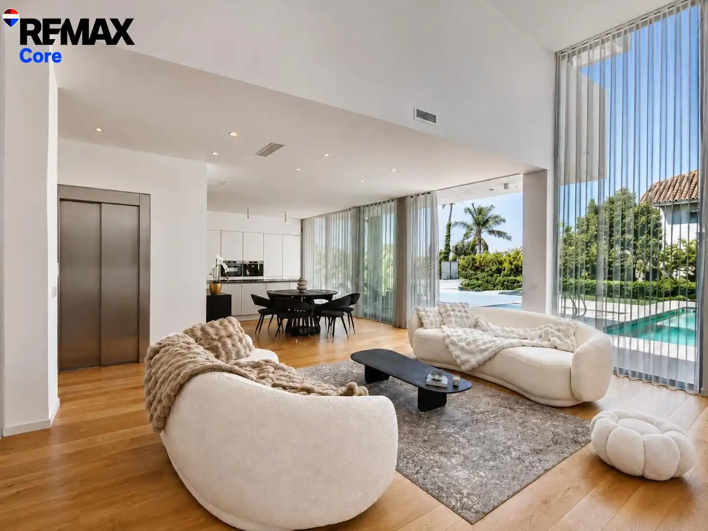 Sala d'estar de Casa o xalet en venda en Marbella amb Aire condicionat, Calefacció i Jardí privat