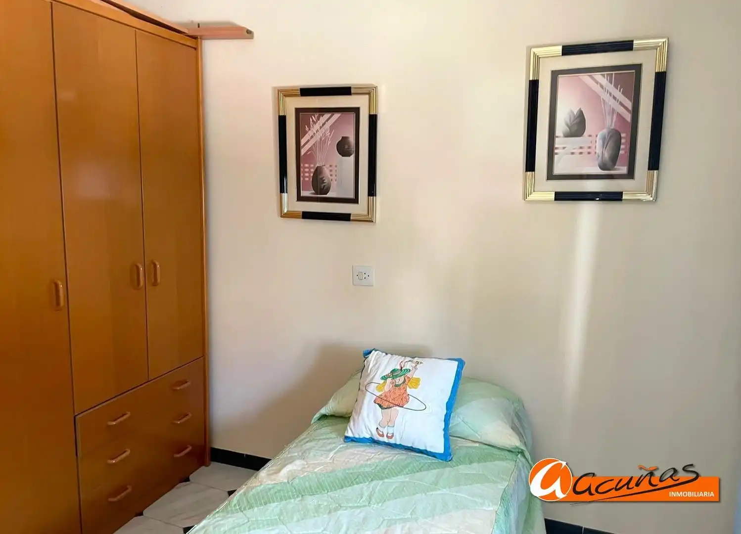 Habitación de Casa adosada en venta en Alameda con Trastero