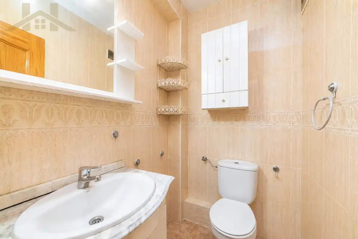 Bathroom of Attic for sale in Valdemoro  with Air Conditioner, Heating and Parquet flooring