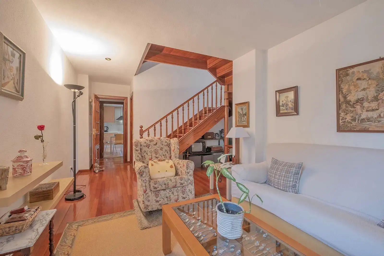 Sala d'estar de Casa adosada en venda en Las Rozas de Madrid amb Aire condicionat, Calefacció i Jardí privat