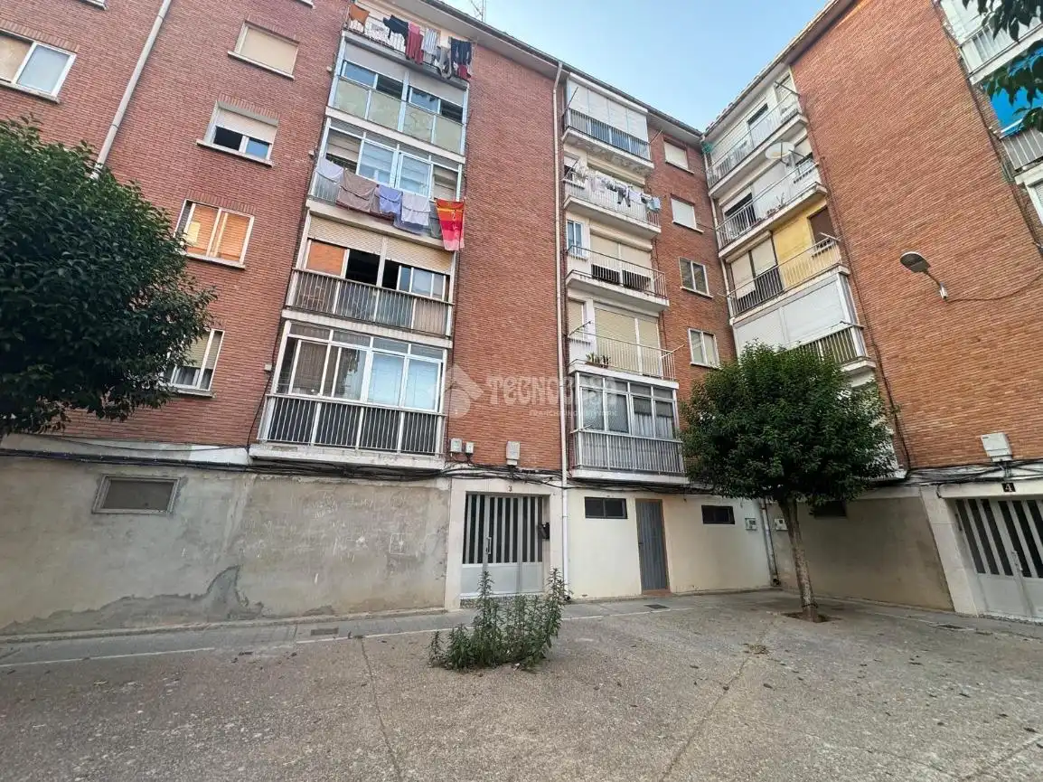Vista exterior de Pis en venda en Palencia amb Calefacció, Traster i Balcó