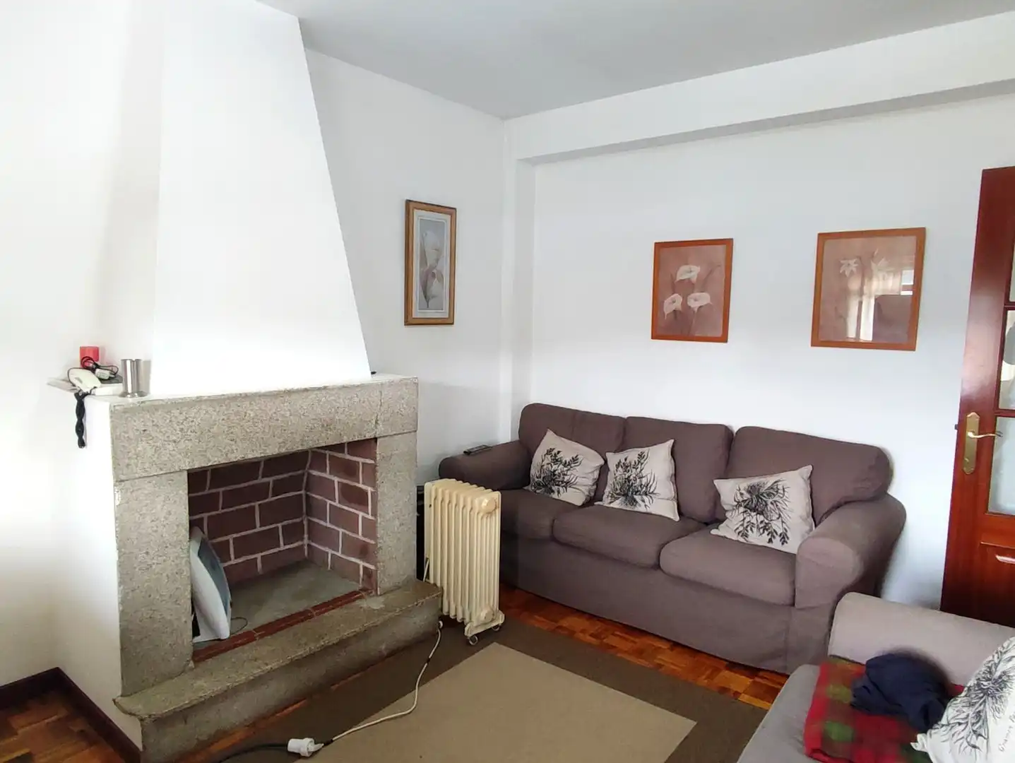 Sala d'estar de Casa o xalet en venda en Carral amb Jardí privat, Terrassa i Moblat