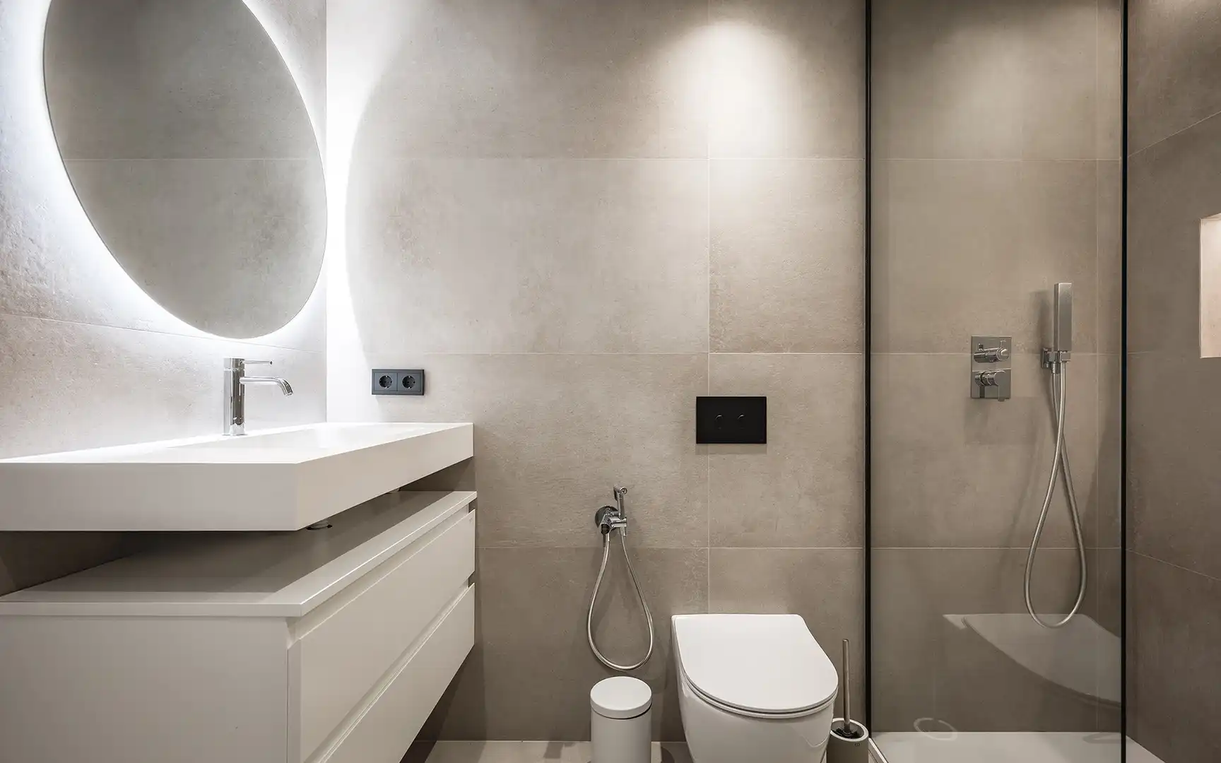 Badezimmer von Erdgeschoss zum Verkauf in Benahavís mit Klimaanlage, Privatgarten und Terrasse