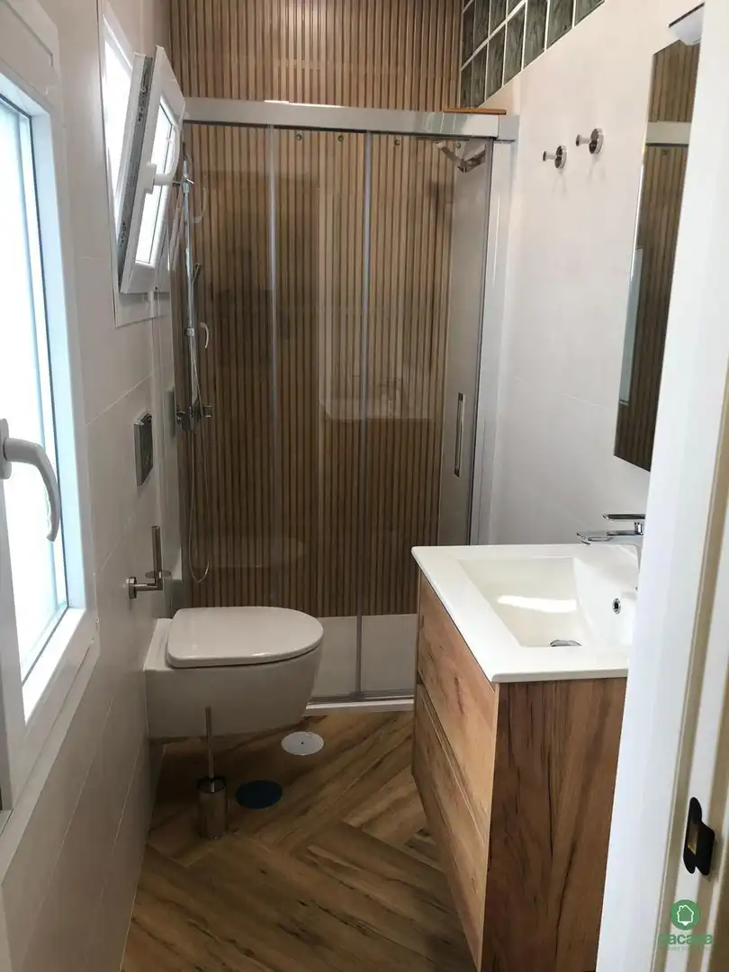 Baño de Piso para compartir en Huelva