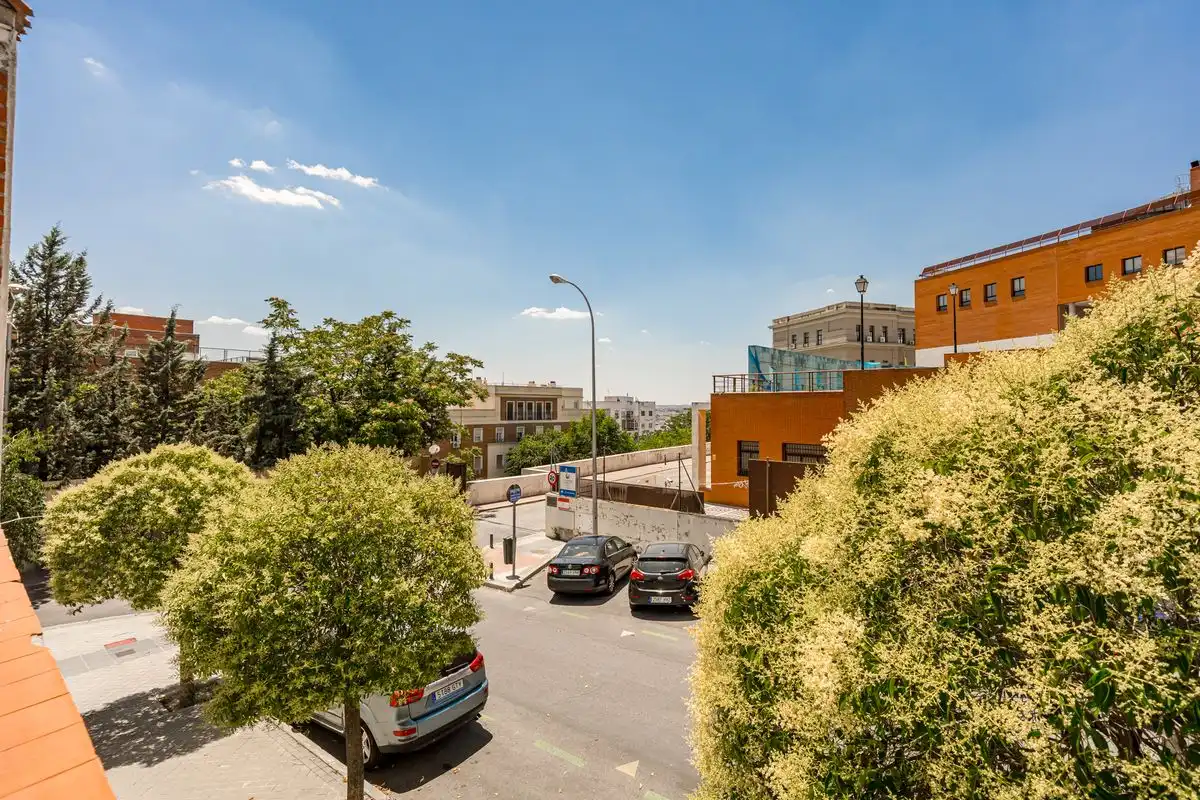 Vista exterior de Casa o xalet en venda en Madrid amb Aire condicionat, Calefacció i Jardí privat
