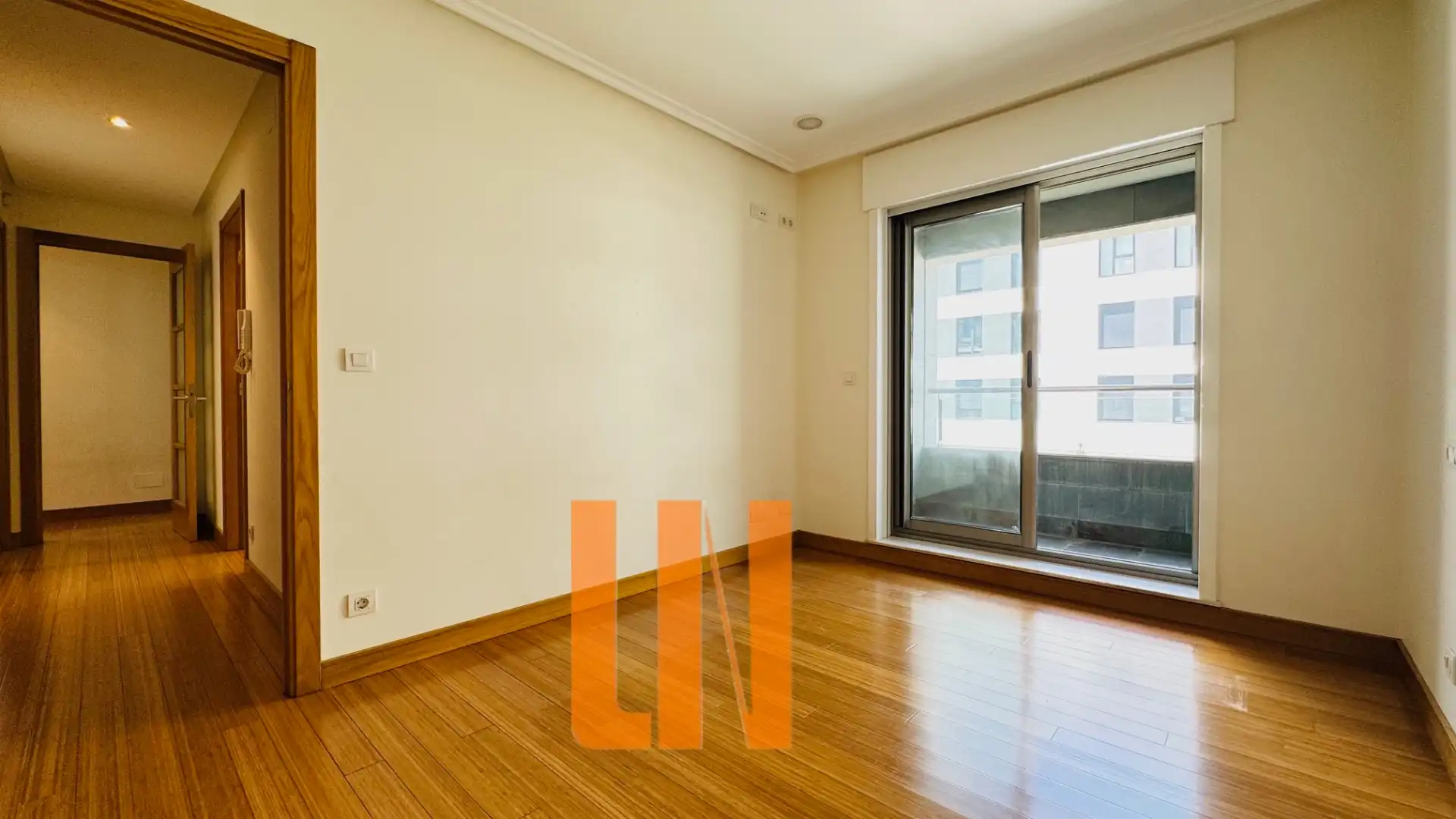 Außenansicht von Wohnung zur Miete in A Coruña Capital  mit Heizung, Abstellraum und Ofen