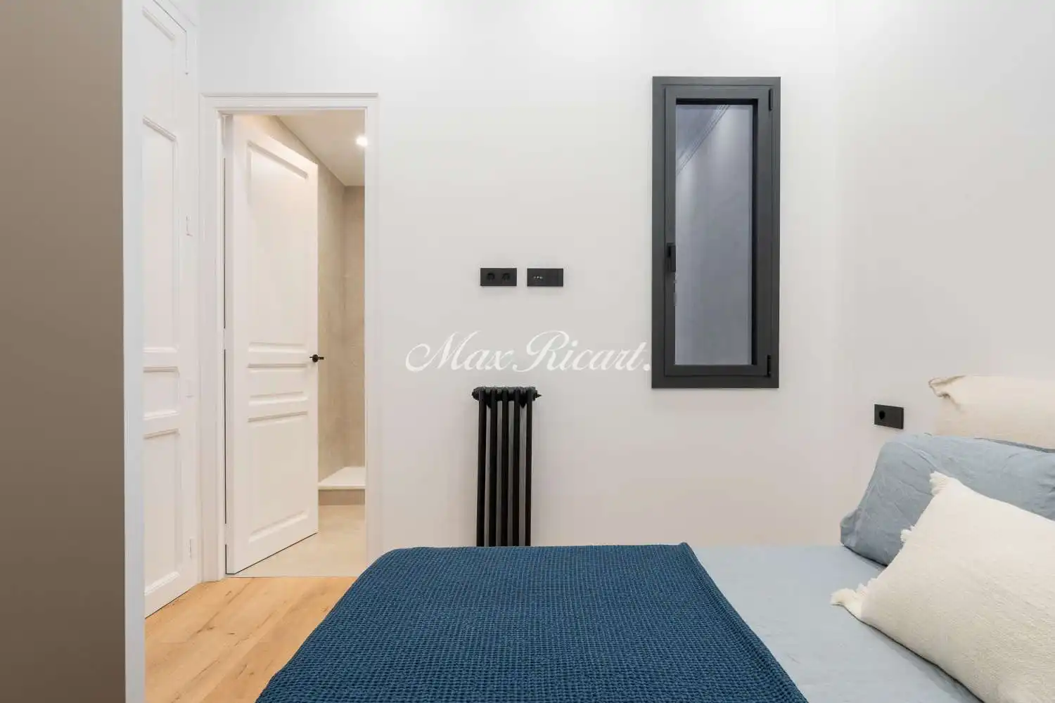 Schlafzimmer von Wohnung zum Verkauf in Barcelona mit Klimaanlage, Heizung und Balkon