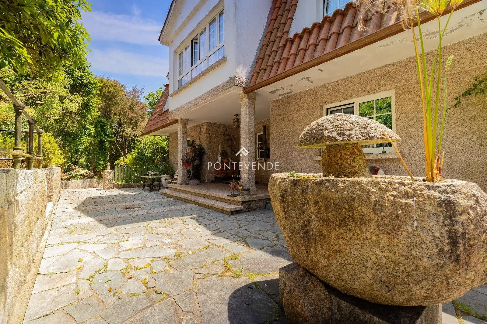 Vista exterior de Casa o xalet en venda en Pontevedra Capital  amb Terrassa, Traster i Piscina