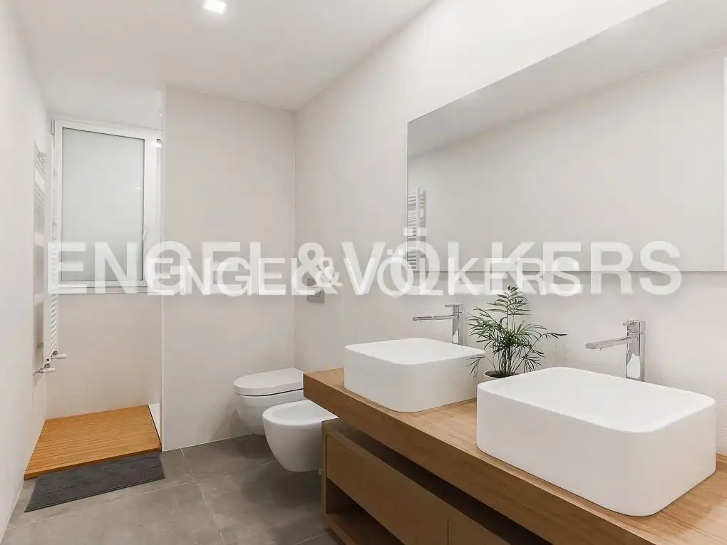 Badezimmer von Wohnung zur Miete in Valencia mit Klimaanlage, Heizung und Parkett