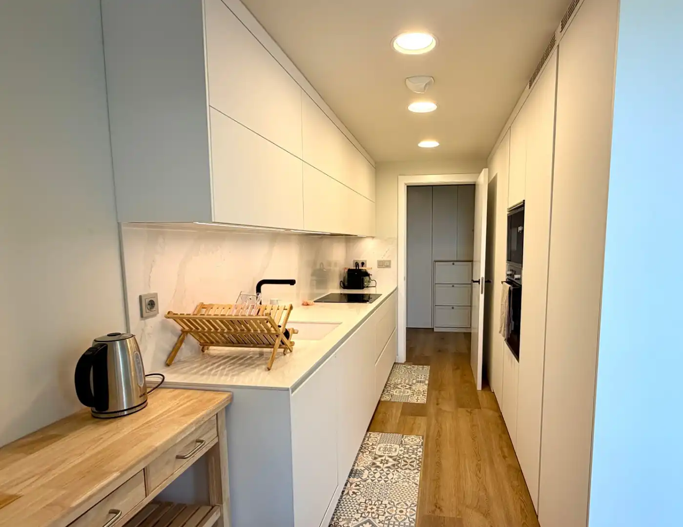 Cuina de Apartament de lloguer en Sitges amb Aire condicionat, Calefacció i Jardí privat